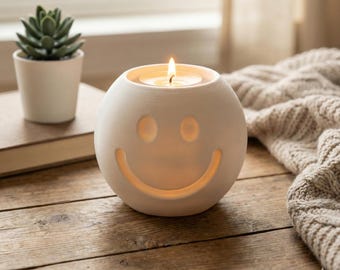 Smiley Face Candle Holder – Cute Tealight Holder, Minimalist Home Decor, Aesthetic Room Decor, Cozy Gift, Modern Desk Decor