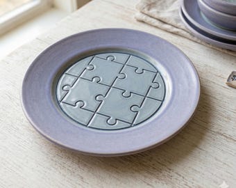 Puzzle Pattern Plate – Decorative Ceramic Style Dish, Minimalist Tableware, Unique Gift, Modern Kitchen Decor, Puzzle Design Plate
