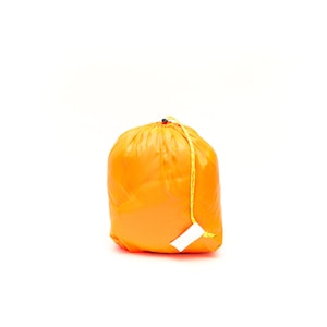 Puede incluir: Saco de tela naranja con cordón de ajuste y una etiqueta blanca.