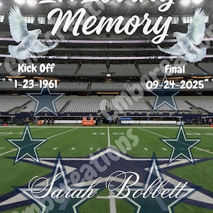 Peut inclure: Graphique commémoratif avec un design de terrain de football, avec le texte "In Loving Memory" et le nom "Sarah Bobbett". Comprend des dates et des illustrations de colombes. L'arrière-plan montre un stade.