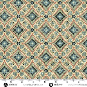 Pode incluir: Um tecido estampado com um padrão repetitivo de losangos e flores em tons de bege, verde, azul e vermelho. O padrão simétrico tem um aspeto vintage, adequado para vários projetos de artesanato.
