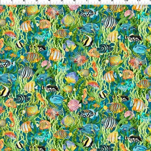 Könnte beinhalten: Ein lebendiges Stoffmuster mit einer Vielzahl farbenfroher Fische, darunter gestreifte, gepunktete und gemusterte Arten, vor einem türkisblauen Hintergrund mit grünen Algen. Das Design umfasst Seepferdchen und Clownfische.