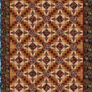 Può includere: Una grande trapunta rettangolare con un motivo geometrico ripetuto in tonalità di marrone, beige e ruggine. Il design presenta forme a diamante, cerchi floreali e un bordo a fantasia. Le dimensioni della trapunta non sono visibili.