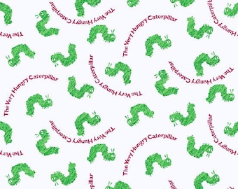 Puede incluir: Patrón repetitivo con orugas verdes y el texto "The Very Hungry Caterpillar" en rojo sobre fondo blanco. Las orugas están estilizadas y parecen dibujadas con un crayón.