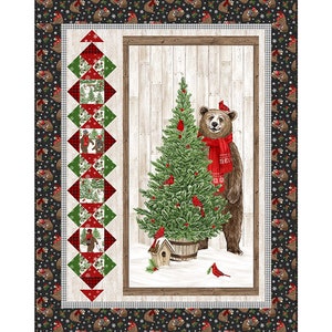 Könnte beinhalten: Ein brauner Bär mit einem roten Schal steht neben einem geschmückten Weihnachtsbaum mit roten Kardinälen. Die Szene spielt vor einer Holzvertäfelung mit weiß getünchter Oberfläche.