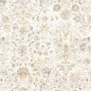 Op de afbeelding: Een behang met een herhalend patroon van complexe bloemen- en plantmotieven in tinten beige, lichtbruin en gedempt bruin tegen een helderwitte achtergrond. Het ontwerp toont gedetailleerd lijnwerk en zachte, verweerde texturen.