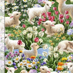 以下が含まれることがあります： 色とりどりの花が咲き乱れる庭で、白い子羊が複数いる生地のデザイン。花には、赤、白、黄色のチューリップ、デイジー、その他の花が含まれており、緑と青の背景に配置されています。
