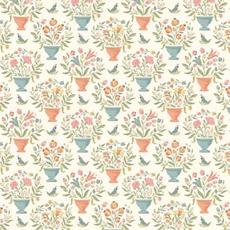 Op de afbeelding: Een naadloos patroon met een herhalend ontwerp van bloemstukken in blauwe, roze en oranje potten. De potten zijn versierd met een witte achtergrond en een blauwe rand. De bloemen zijn gestileerd en hebben een speelse uitstraling. De achtergrond is licht cr&egrave;mekleurig.