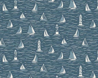 Puede incluir: Una tela de temática náutica con un patrón repetido de veleros, faros y gaviotas sobre un fondo azul oscuro. El diseño presenta elementos blancos y azul claro, creando una serena escena oceánica. El texto "andoverfabrics.com" es visible.