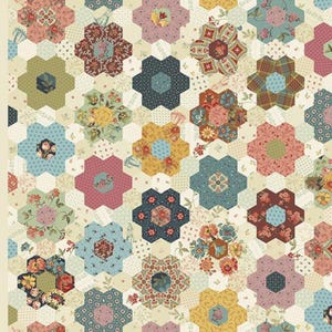 Pode incluir: Um edredom de patchwork com um padrão floral. O design incorpora formas hexagonais com várias estampas florais em tons de azul, rosa, amarelo e verde sobre um fundo creme. O edredom tem uma estética vintage e artesanal.