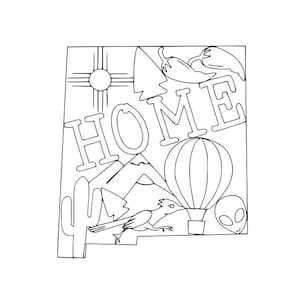 Puede incluir: Un dibujo en blanco y negro de la línea del estado de Nuevo México con varios símbolos y la palabra "HOME" escrita en el medio. Los símbolos incluyen un globo aerostático, un cactus, una cordillera, un pájaro, un chile y un símbolo Zia.