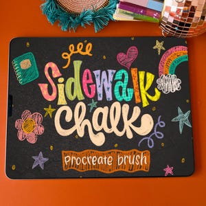 Puede incluir: Tableta negra con texto colorido "Sidewalk Chalk" e ilustraciones, incluyendo un arcoíris, estrellas y una flor. También es visible el texto "Procreate brush". Un portalápices de bola de discoteca y varios bolígrafos están en el fondo.