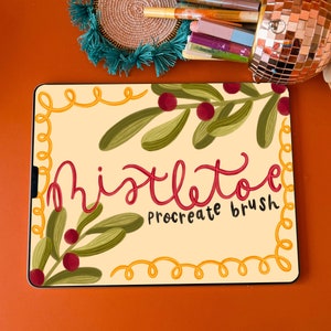 Könnte beinhalten: Eine digitale Illustration des Wortes "Mistel" in rosa Schrift mit einem grünen Blattzweig und roten Beeren. Der Text "Procreate Brush" steht unter dem Wort Mistel.
