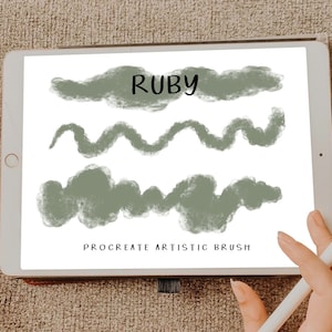 Puede incluir: Una ilustración digital de un pincel artístico de Procreate llamado "Ruby" en la pantalla de una tableta. El pincel se muestra en tres trazos diferentes, todos en un color verde apagado.
