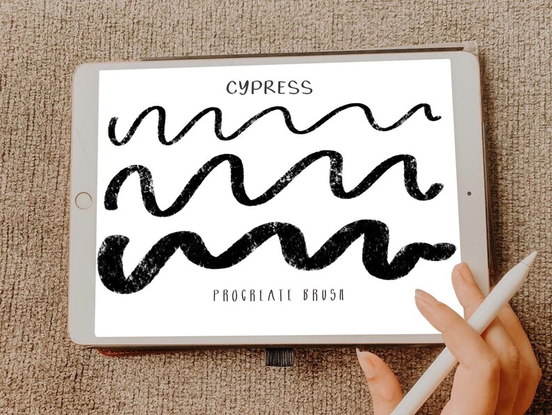 Pu&ograve; includere: Uno schermo di tablet bianco che mostra tre linee ondulate nere con il testo "CYPRESS PROCREATE BRUSH" in basso.