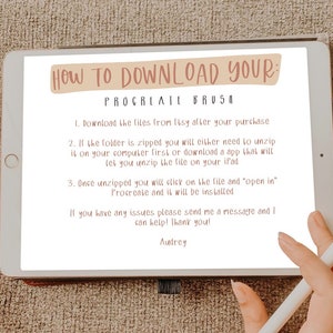 Peut inclure: Une tablette blanche affichant des instructions sur la fa&ccedil;on de t&eacute;l&eacute;charger des pinceaux Procreate. Le texte indique : "How to Download Your Procreate Brush" suivi d'une liste d'&eacute;tapes. Le texte est &eacute;crit dans une police d'&eacute;criture manuscrite.