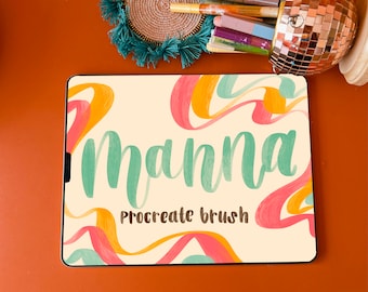 Może przedstawiać: Cyfrowa ilustracja słowa "Manna" w zielonym, pędzlowym foncie na ekranie tabletu. Tło jest kremowe z kolorowymi, abstrakcyjnymi pociągnięciami pędzla w kolorze różowym, pomarańczowym i żółtym. Tekst "Procreate brush" znajduje się pod słowem "Manna".
