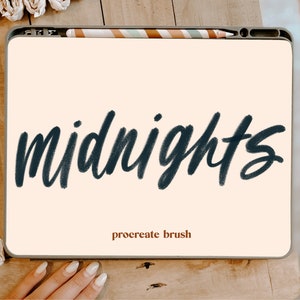 以下が含まれることがあります： 薄いピンクの背景に、太字の黒いブラシスタイルのフォントで「midnights」という言葉が書かれたデジタルイラスト。タブレットの画面に表示され、スタイラスが置かれている。 「midnights」という言葉の下に「procreate brush」というテキストが表示されている。