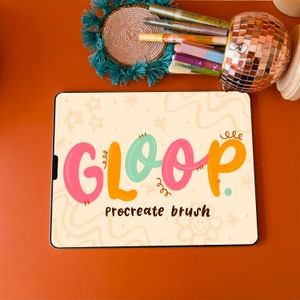 Pode incluir: Uma ilustração digital da palavra "GLOOP" em uma fonte colorida e borbulhante. O texto está sobre um fundo bege claro com um padrão de estrelas, redemoinhos e um sol sorridente. O texto "Procreate brush" está abaixo da palavra "GLOOP".