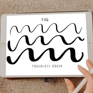 Pu&ograve; includere: Un disegno digitale sullo schermo di un tablet che mostra tre linee ondulate disegnate con un pennello Procreate. Il testo "FIG" e "PROCREATE BRUSH" &egrave; anche visibile sullo schermo.