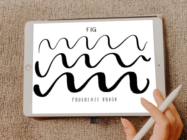 Pu&ograve; includere: Un disegno digitale sullo schermo di un tablet che mostra tre linee ondulate disegnate con un pennello Procreate. Il testo "FIG" e "PROCREATE BRUSH" &egrave; anche visibile sullo schermo.