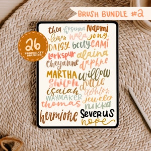 以下が含まれることがあります： タブレットの画面に、手書きのブラシフォント26種類がデジタルイラストで描かれています。フォントはさまざまな色とスタイルで、筆記体とサンセリフ体の組み合わせが含まれています。画面のテキストには「BRUSH BUNDLE #2」と表示され、フォントの名前が記載されています。例えば、「thea」、「hosanna」、「Naomi」、「lemon」、「hala」、「song」、「DAISY」、「betty」、「CAMI」、「Larkspur」、「alaina」、「Cheyanne」、「daphne」、「MARTHA」、「willow」、「Shish」、「dottie」、「isaiah」、「dohton」、「WAYMAKER」、「jewelo」、「thomas」、「nikka」、「hermione」、「Severus」、「hope」などです。