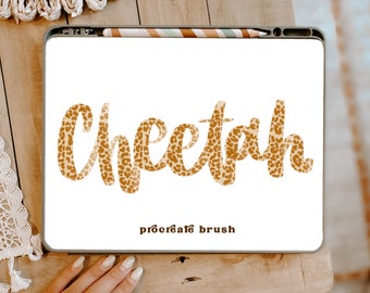 Può includere: Un'illustrazione digitale della parola "Cheetah" in un motivo a stampa di ghepardo marrone e beige. Il testo è in un font di stile calligrafico. Il testo "procreate brush" è scritto sotto la parola "Cheetah" in un font più piccolo.