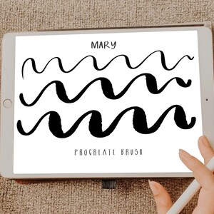 Pu&ograve; includere: Uno schermo di iPad bianco che mostra un set di pennelli Procreate chiamato "Mary" con tre linee ondulate in inchiostro nero. Il testo "Procreate Brush" &egrave; nella parte inferiore dello schermo.