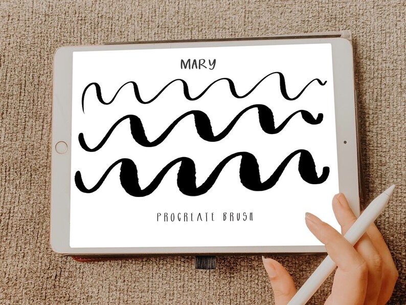 Pu&ograve; includere: Uno schermo di iPad bianco che mostra un set di pennelli Procreate chiamato "Mary" con tre linee ondulate in inchiostro nero. Il testo "Procreate Brush" &egrave; nella parte inferiore dello schermo.