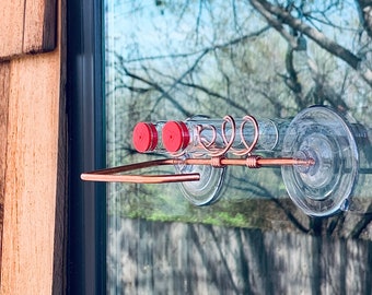 Duo Feeder - Mangeoire pour colibris de fenêtre : cuivre | Mangeoires à bonbons | Mangeoire duo | Cuivre et aluminium | Moderne | Bouteilles en verre | Ventouses