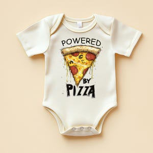 Body de bebé Powered by Pizza: un divertido atuendo para amantes de la comida