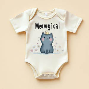 Body de bebé Meowgical: adorable conjunto de gatita con corona y flores
