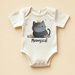 Body de bebé Meowgical: Princesa Gata Negra con corona y margaritas