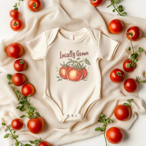 Body de bebé con tomate cultivado localmente