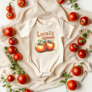 Body de bebé con tomate cultivado localmente