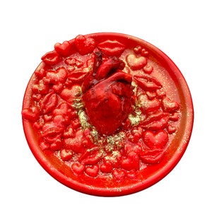 Scultura di cuore anatomico su piastra – dipinta a mano e progettata con amore