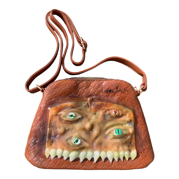 kleine braune Umhängetasche mit süssem Monster, Horror Tasche, Geschenk für Geburtstage