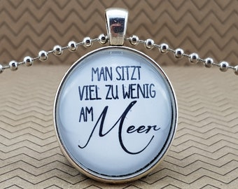 Spruchkette by Perletta 'Man sitzt viel zu wenig am Meer' handmade individualisierbar Meer Welle Anker Geschenke Mama Papa Freundin