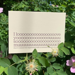 Carte Amour typographique avec beaucoup de voyelles — Intérieur vierge pour votre message personnalisé