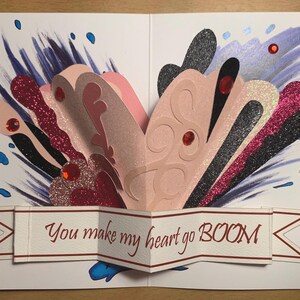 Tarjeta de San Valentín emergente con ballena explosiva