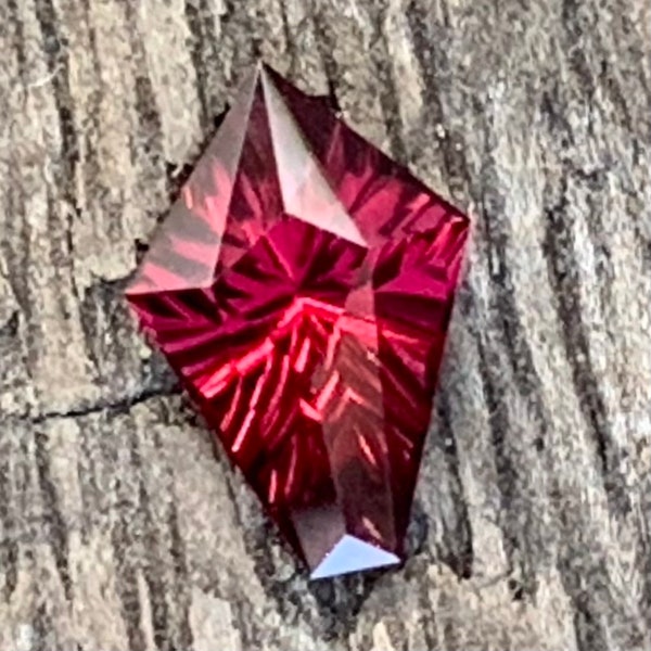 Cerf-volant coupe concave grenat rouge profond 0,80 ct, pierre gemme en vrac du Sri Lanka