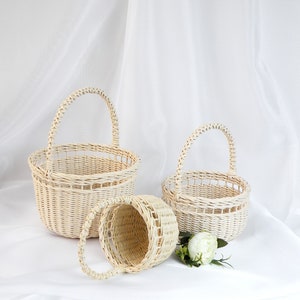 Rustieke trouwmand Set rieten trouwmand Bloemenmeisjesmand met handvat Kleine bloemblaadjesmand Ronde beige mand Mini paasmandje