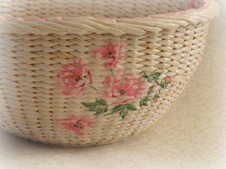 Wicker round beige basket with handle Wedding flower girl basket Handwoven girl basket Basket with flowers Ructik petals basket Gift basket