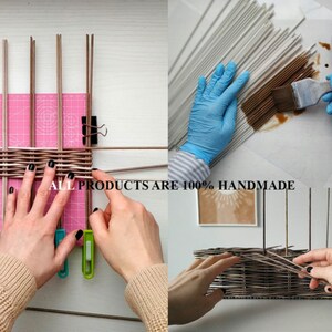 Op de afbeelding: Een persoon die een mand weeft met bruine en witte papieren rietjes. De mand wordt geweven op een roze snijmat. De tekst "ALL PRODUCTS ARE 100% HANDMADE" is zichtbaar in de afbeelding.