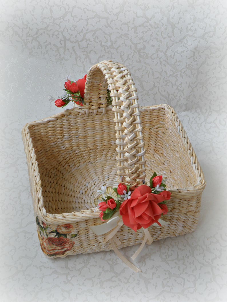 Wicker round beige basket with handle Wedding flower girl basket Handwoven girl basket Basket with flowers Ructik petals basket Gift basket