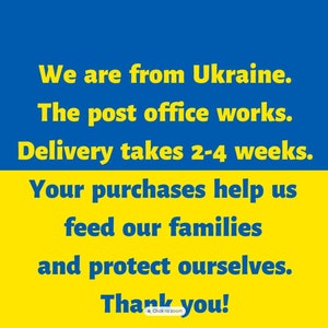Op de afbeelding: Een gele en blauwe afbeelding met de tekst "We are from Ukraine. The post office works. Delivery takes 2-4 weeks. Your purchases help us feed our families and protect ourselves. Thank you!"