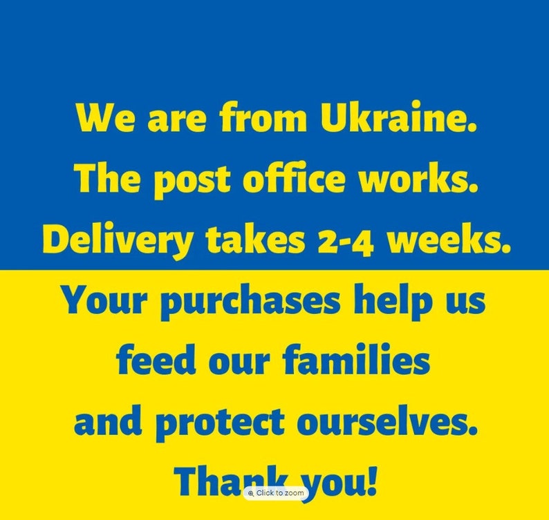 Op de afbeelding: Een gele en blauwe afbeelding met de tekst "We are from Ukraine. The post office works. Delivery takes 2-4 weeks. Your purchases help us feed our families and protect ourselves. Thank you!"