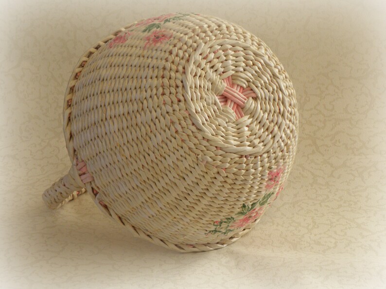 Wicker round beige basket with handle Wedding flower girl basket Handwoven girl basket Basket with flowers Ructik petals basket Gift basket