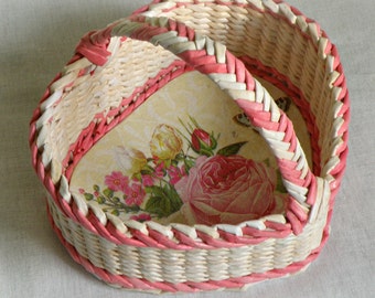 Wicker mini pink baskets heart shape Small basket with handle Gift for mam Wedding basket Storage of small things Flower girl basket Heart
