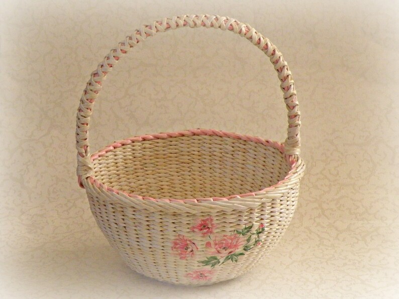 Wicker round beige basket with handle Wedding flower girl basket Handwoven girl basket Basket with flowers Ructik petals basket Gift basket